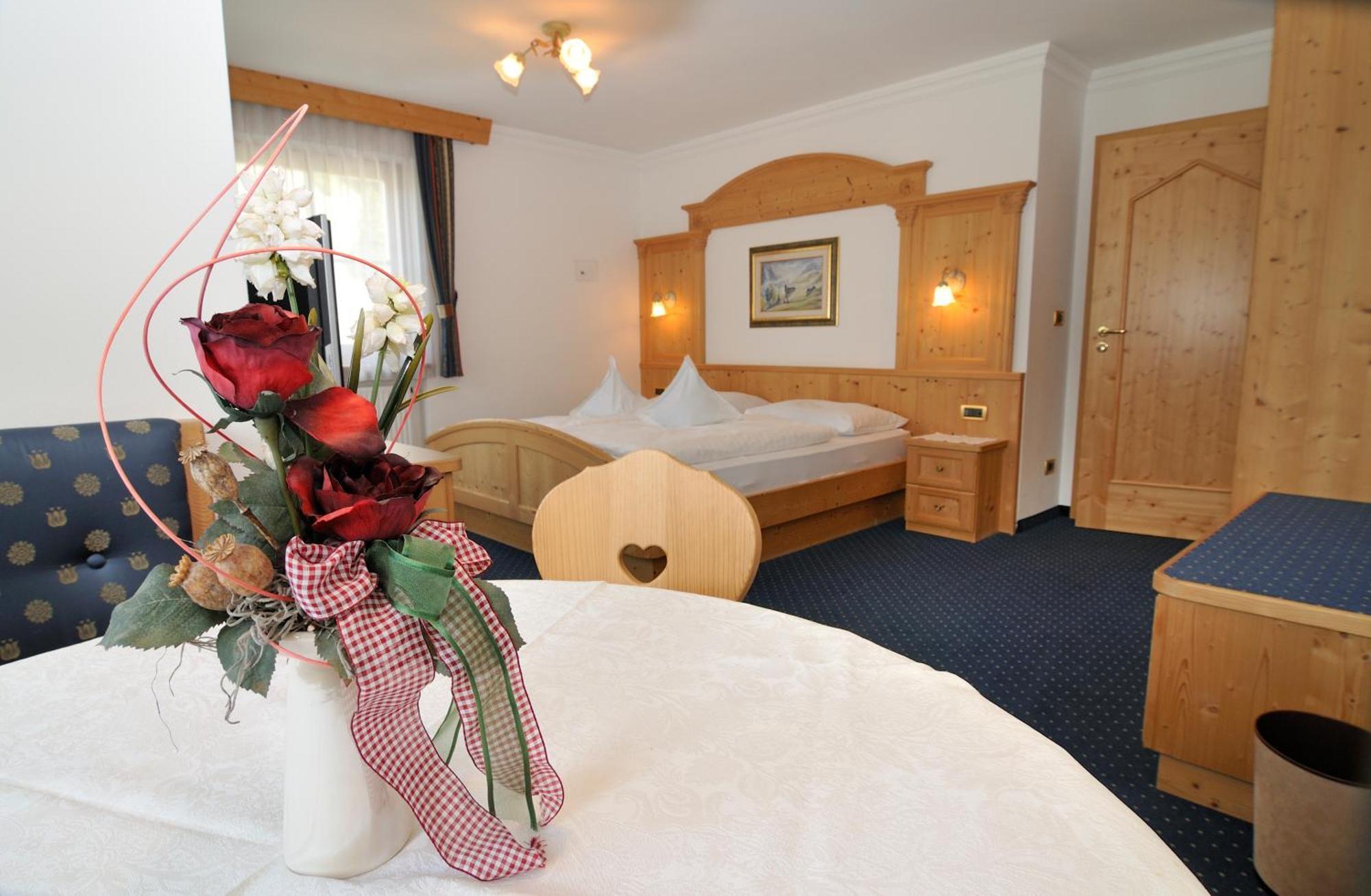 סלבה די ואל גרדנה Garni Hotel Iris מראה חיצוני תמונה