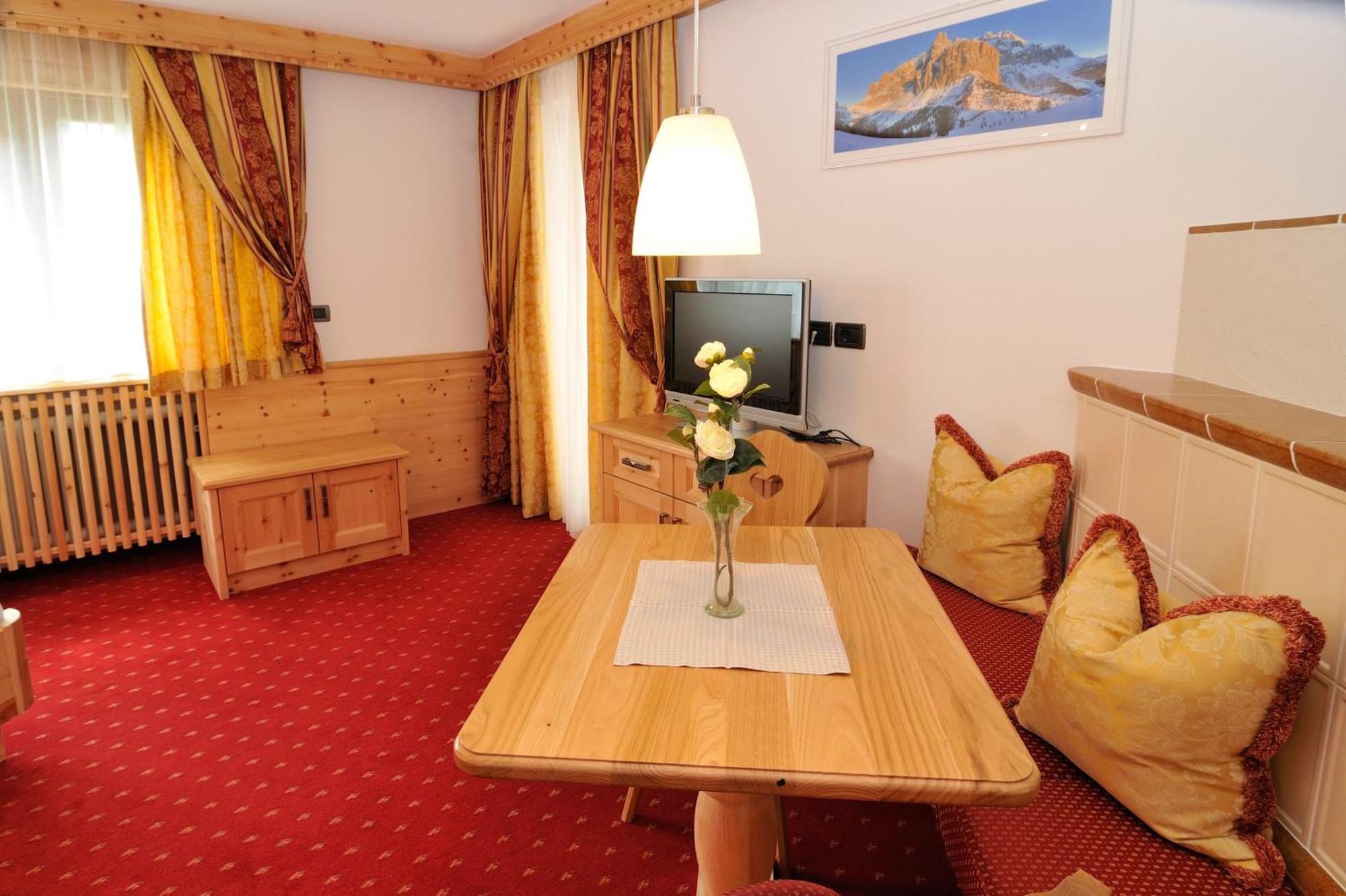 סלבה די ואל גרדנה Garni Hotel Iris מראה חיצוני תמונה