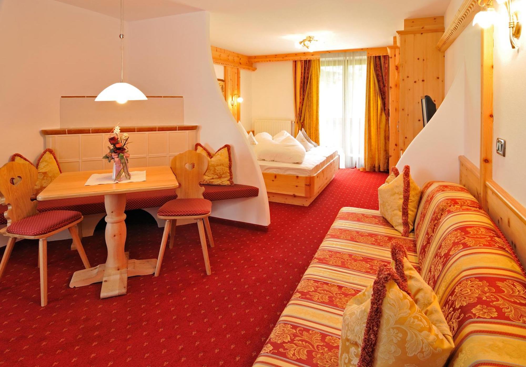 סלבה די ואל גרדנה Garni Hotel Iris מראה חיצוני תמונה