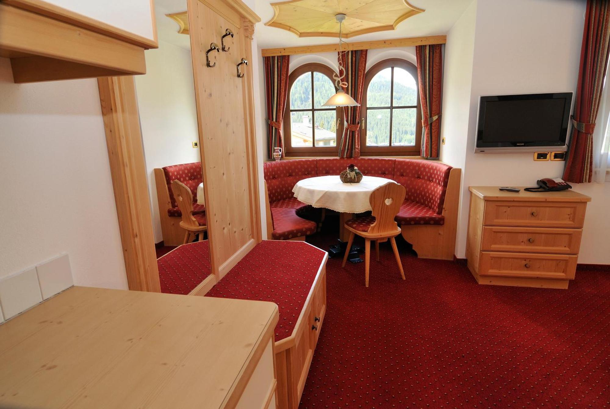 סלבה די ואל גרדנה Garni Hotel Iris מראה חיצוני תמונה